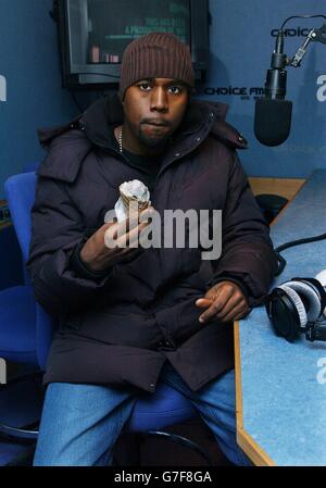 Der Hip-Hop-Künstler Kanye West posiert vor seinem Live-Radio-Interview mit DJ Jigs auf Choice FM in ihren neuen Studios im Capital Radio Gebäude, Leicester Square, im Zentrum von London. Stockfoto