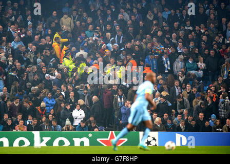 Stewards und die Polizei haben während des UEFA Champions League Group E-Spiels im Etihad Stadium in Manchester die CSKA Moscow-Fans auf den Tribünen genau im Blick. DRÜCKEN SIE VERBANDSFOTO. Bilddatum: Mittwoch, 5. November 2014. Siehe PA-Geschichte SOCCER man City. Bildnachweis sollte lauten: Martin Rickett/PA Wire Stockfoto