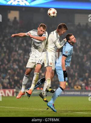 Edin Dzeko (rechts) von Manchester City kämpft während des UEFA Champions League Group E-Spiels im Etihad Stadium, Manchester, mit Vasily Berezutskiy (links) und Pontus Wernbloom (Mitte) des CSKA in Moskau um den Ball. DRÜCKEN SIE VERBANDSFOTO. Bilddatum: Mittwoch, 5. November 2014. Siehe PA-Geschichte SOCCER man City. Bildnachweis sollte lauten: Martin Rickett/PA Wire Stockfoto