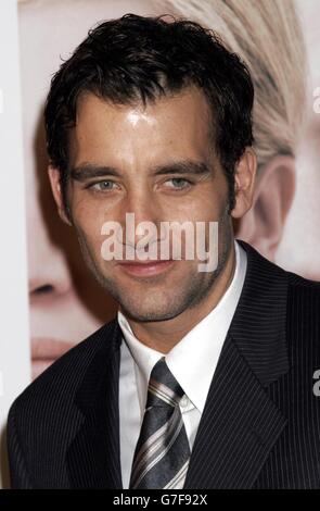 Der Schauspieler Clive Owen kommt zur Premiere ihres neuen Films „Closer“ im Mann Village Theater in Los Angeles, Kalifornien. Stockfoto