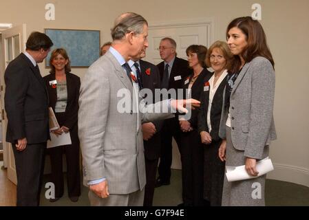 Prinz Charles besucht das integrierte Gesundheitszentrum in Poundbury, in Dorchester, Dorset.der Prinz von Wales eröffnete die Klinik, die sowohl homöopathische Remideien, als auch konventionellere Methoden der Gesundheitsversorgung anbietet. Stockfoto