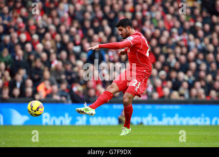 Liverpools Emre kann das Eröffnungstor des Spiels während des Barclays Premier League-Spiels in Anfield, Liverpool, erzielen. Stockfoto