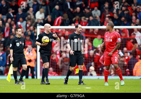 Liverpools Glen Johnson spricht zur Halbzeit mit Schiedsrichter Anthony Taylor während des Spiels der Barclays Premier League in Anfield, Liverpool. DRÜCKEN SIE VERBANDSFOTO. Bilddatum: Samstag, 8. November 2014. Siehe PA Geschichte FUSSBALL Liverpool. Das Foto sollte Peter Byrne/PA Wire lauten. Maximal 45 Bilder während eines Matches. Keine Videoemulation oder Promotion als „live“. Keine Verwendung in Spielen, Wettbewerben, Werbeartikeln, Wetten oder Einzelclub-/Spielerdiensten. Keine Verwendung mit inoffiziellen Audio-, Video-, Daten-, Spiele- oder Club/League-Logos. Stockfoto