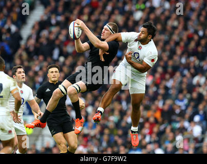 Rugby Union - QBE International 2014 - England / Neuseeland - Twickenham. Der neuseeländische Brodie Retallick (links) wird während der QBE International in Twickenham, London, von Englands Billy Vunipola herausgefordert. Stockfoto