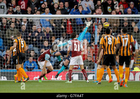 Fußball - Barclays Premier League - Burnley gegen Hull City - Turf Moor. Ashley Barnes von Burnley (zweite links) erzielt beim Spiel in der Barclays Premier League in Turf Moor, Burnley, einen Kopfball. Stockfoto