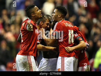 Michael Mancienne von Nottingham Forest feiert, nachdem Michail Antonio das Tor geschossen hat Siegtreffer in der letzten Minute des Spiels Stockfoto