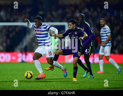 Leroy Fer von Queens Park Rangers (links) und Jesus Navas von Manchester City während des Spiels der Barclays Premier League in der Loftus Road, London. Stockfoto