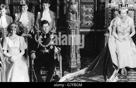 Königin Elisabeth II., die die Kaiserkrone und königliche Gewänder trägt, mit Prinzessin Diana und Prinz Charles in der Kammer des Oberhauses zur Eröffnung des Parlaments durch den Staat. Stockfoto