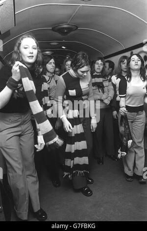 Burnley-Fans tanzten in der Kick-Off Disco, einem der Trainer des League Liner, dem Luxuszug der Football League für Fußballfans, als er seinen ersten Lauf von Burnley nach London machte. Der Zug, auf seiner ersten Charter, brachte Burnley-Fans nach Süden für das Spiel gegen Queen's Park Rangers. Stockfoto