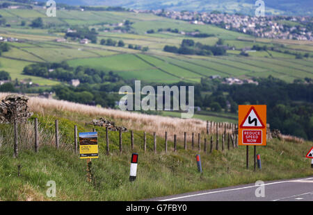 Radfahrer auf Holme Moss Teil der Etappe 2 der Route, der zweithöchsten Steigung auf dem englischen Teil der Tour. Stockfoto