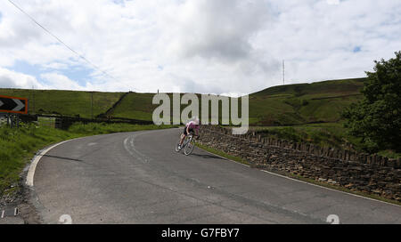 Radfahrer auf Holme Moss Teil der Etappe 2 der Route, der zweithöchsten Steigung auf dem englischen Teil der Tour. Stockfoto