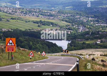 Radfahrer auf Holme Moss Teil der Etappe 2 der Route, der zweithöchsten Steigung auf dem englischen Teil der Tour. Stockfoto