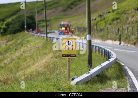 Radfahrer auf Holme Moss Teil der Etappe 2 der Route, der zweithöchsten Steigung auf dem englischen Teil der Tour. Stockfoto