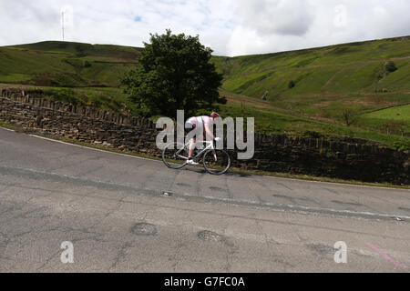 Radfahrer auf Holme Moss Teil der Etappe 2 der Route, der zweithöchsten Steigung auf dem englischen Teil der Tour. Stockfoto