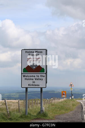 Radfahrer auf Holme Moss Teil der Etappe 2 der Route, der zweithöchsten Steigung auf dem englischen Teil der Tour. Stockfoto