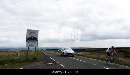 Radfahrer auf Holme Moss Teil der Etappe 2 der Route, der zweithöchsten Steigung auf dem englischen Teil der Tour. Stockfoto