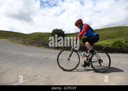 Radfahrer auf Holme Moss Teil der Etappe 2 der Route, der zweithöchsten Steigung auf dem englischen Teil der Tour. Stockfoto