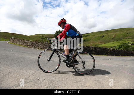 Radfahrer auf Holme Moss Teil der Etappe 2 der Route, der zweithöchsten Steigung auf dem englischen Teil der Tour. Stockfoto