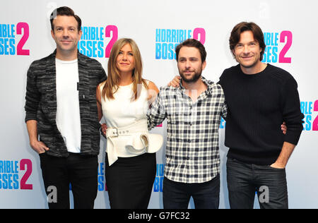 (Von links nach rechts) Jason Sudeikis, Jennifer Aniston, Charlie Day und Jason Bateman während einer Fotoaufnahme im Corinthia Hotel im Zentrum von London für ihren neuen Film Horrible Bosses 2. Stockfoto