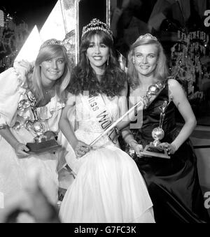 Miss World 1982, Mariasela Lebron (Mitte) aus der Dominikanischen Republik mit der ersten Vizemeister, Miss Finnland, Sari Asphol (rechts) und der zweiten Vizemeister, Miss Großbritannien, della Dolan (links) bei der Krönung in der Royal Albert Hall, London. Stockfoto