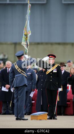 Prinz Harry, Ehrenkommandant der Luftwaffe, präsentiert 26 Squadron RAF Regiment mit einem neuen Standard während eines Dienstes in RAF Honington in Suffolk. Stockfoto