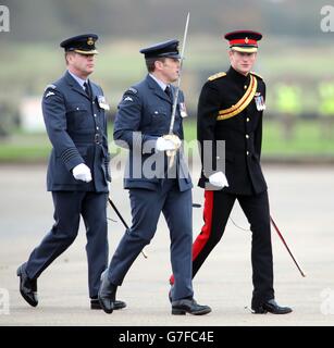 Prinz Harry, Ehrenkommandant der Luft, bevor er 26 Squadron RAF Regiment mit einem neuen Standard während eines Dienstes in RAF Honington in Suffolk übergab. Stockfoto