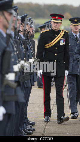 Prinz Harry, Ehrenkommandant der Luftwaffe, inspiziert 26 Squadron RAF Regiment, bevor er ihnen einen neuen Standard während eines Dienstes bei RAF Honington in Suffolk übergibt. Stockfoto