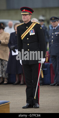 Prinz Harry, Ehrenkommandant der Luftwaffe, präsentiert 26 Squadron RAF Regiment mit einem neuen Standard während eines Dienstes in RAF Honington in Suffolk. Stockfoto