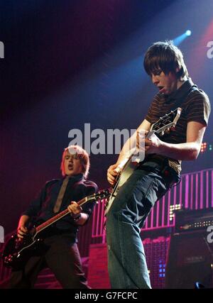 Die Popgruppe McFly spielt live während des Weihnachts-in-Popworld-Musikkonzerts - einer festlichen Live-Ausgabe der TV-Show Channel 4 - in der Wembley Arena im Norden Londons. Stockfoto