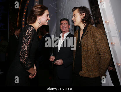 Die Herzogin von Cambridge trifft Harry Styles of One Direction, während Simon Cowell am Ende der Royal Variety Performance im Palladium Theatre in London nachschaut.die Veranstaltung ist zur Unterstützung des Wohlwollenden Fonds der Entertainment Artistes. Stockfoto