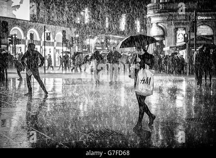 Herbstwetter 8. November 2014. Starker Regen fegt über den Piccadilly Circus in London. Stockfoto