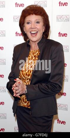 Die TV-Moderatorin Cilla Black kommt zu den Women in Film and Television Awards, die im Londoner Hilton, Park Lane, im Zentrum von London, stattfinden. Stockfoto