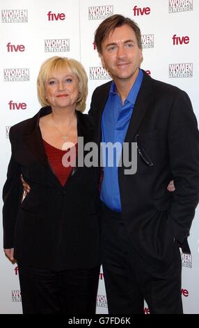 Die Fernsehmoderatoren Judy Finnigan und Richard Madeley kommen für die Women in Film and Television Awards, die im Londoner Hilton, Park Lane, im Zentrum von London, stattfinden. Stockfoto