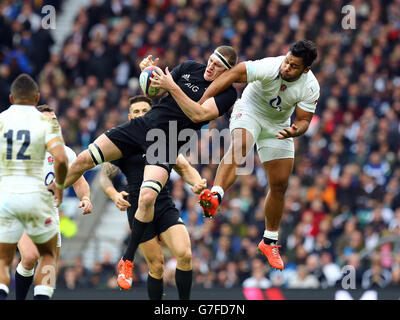 Rugby Union - QBE International 2014 - England / Neuseeland - Twickenham. Der neuseeländische Brodie Retallick (links) wird während der QBE International in Twickenham, London, von Englands Billy Vunipola herausgefordert. Stockfoto