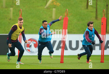 England's Calum Chambers (links), Nathaniel Clyne (Mitte) und Leighton Baines während einer Trainingseinheit im St. George's Park, Burton-upon-Trent. DRÜCKEN SIE VERBANDSFOTO. Bilddatum: Freitag, 14. November 2014. Siehe PA Story SOCCER England. Bildnachweis sollte lauten: Mike Egerton/PA Wire. EINSCHRÄNKUNGEN: Nutzung unterliegt FA-Einschränkungen. Kommerzielle Nutzung nur mit vorheriger schriftlicher Zustimmung des FA. Keine Bearbeitung außer Zuschneiden. Rufen Sie +44 (0)1158 447447 an, oder besuchen Sie www.paphotos.com/info/, um alle Einschränkungen und weitere Informationen zu erhalten Stockfoto