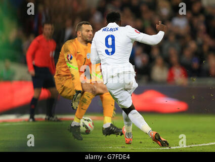 Fußball - UEFA Euro 2016 - Qualifikation - Gruppe E - England gegen Slowenien - Wembley. Der Engländer Danny Welbeck erzielt beim UEFA Euro 2016 Group E Qualifying im Wembley Stadium, London, das dritte Tor seiner Mannschaft. Stockfoto