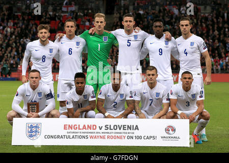 Die englische Teamgruppe anlässlich der 100. Kappe von Wayne Rooney (Top Row L-R) Adam Lallana, Phil Jagielka, Joe Hart, Gary Cahill, Danny Welbeck, Jordan Henderson (Bottom Row L-R) Wayne Rooney, Raheem Sterling, Nathaniel Clyne, Jack Wilshere, Kieran Gibbs vor dem UEFA Euro 2016 Group E Qualifying-Spiel im Wembley Stadium, London. Stockfoto