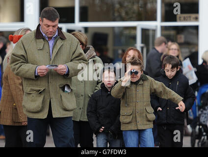 Pferderennen - The Open - Tag Drei - Cheltenham Rennbahn. Rennfahrer kommen am dritten Tag der Open auf der Pferderennbahn Cheltenham an. Stockfoto