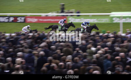 Garde La Victoire unter Jockey Richard Johnson (rechts) gewinnt die Greatwood-Hürde StanJames.com vor Vaniteux unter Barry Geraghty und Clondaw Warrior unter David Casey am dritten Tag der Open 2014 auf der Pferderennbahn Cheltenham Stockfoto