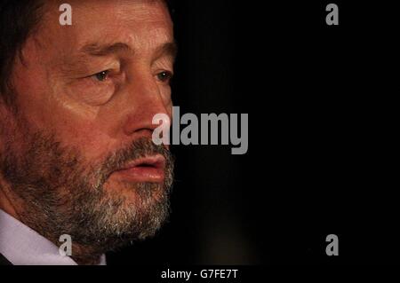 David Blunkett spricht Schüler an der Bishop Thomas Grant School in Streatham im Südwesten Londons an. Der Innenminister besuchte die Schule, um das Video „Wache über mich 11“ zu starten, das die Sicherheit von Jugendlichen fördern soll. Stockfoto