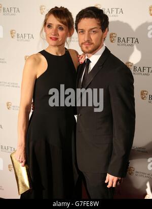 Schauspieler James McAvoy und Frau Anne-Marie Duff kommen für die British Academy Scotland Awards im Radisson Hotel in Glasgow an. Stockfoto