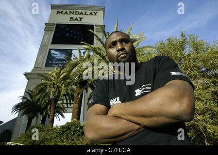 Großbritanniens World Boxing Heavyweight Herausforderer Danny Williams, vor dem Mandalay Bay Hotel in Las Vegas. Williams wird am Samstagabend (Sonntag 3:00 Uhr GMT) im Mandalay Bay Hotel gegen den ukrainischen WBC-Champion Vitali Klitschko antreten. Stockfoto