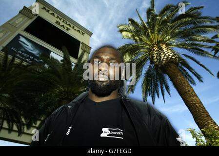 Großbritanniens World Boxing Heavyweight Herausforderer Danny Williams, vor dem Mandalay Bay Hotel in Las Vegas. Williams wird am Samstagabend (Sonntag 3:00 Uhr GMT) im Mandalay Bay Hotel gegen den ukrainischen WBC-Champion Vitali Klitschko antreten. Stockfoto