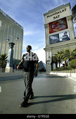 Großbritanniens World Boxing Heavyweight Herausforderer Danny Williams, vor dem Mandalay Bay Hotel in Las Vegas. Williams wird am Samstagabend (Sonntag 3:00 Uhr GMT) im Mandalay Bay Hotel gegen den ukrainischen WBC-Champion Vitali Klitschko antreten. Stockfoto