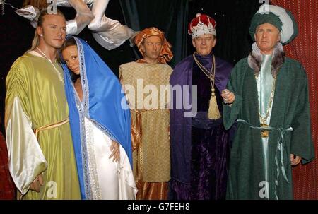 Wachsmodelle, von links nach rechts; David Beckham, Victoria Beckham, der britische Premierminister Tony Blair, der Herzog von Edinburgh und Präsident George Bush sind Teil der Celebrity Nativity-Szene von Madame Tussaud in der weltberühmten Touristenattraktion im Zentrum von London. Stockfoto