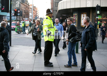 Britische Verkehrspolizei am Hauptbahnhof von Glasgow vor der Internationalen Freundschaftspolizei im Celtic Park, Glasgow. DRÜCKEN SIE VERBANDSFOTO. Bilddatum: Dienstag, 18. November 2014. Siehe PA Story SOCCER Scotland. Bildnachweis sollte lauten: Andrew Milligan/PA Wire. Stockfoto