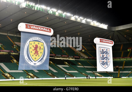 Allgemeine Ansicht der riesigen Schottland und England Banner im Celtic Park vor dem Auftakt während der International Friendly im Celtic Park, Glasgow. DRÜCKEN Sie VERBANDSFOTO. Bilddatum: Dienstag, 18. November 2014. Siehe PA Story SOCCER Schottland. Bildnachweis sollte lauten: Owen Humphreys/PA Wire. Keine Bearbeitung außer Zuschneiden. Rufen Sie +44 (0)1158 447447 an, oder besuchen Sie www.paphotos.com/info/, um alle Einschränkungen und weitere Informationen zu erhalten Stockfoto