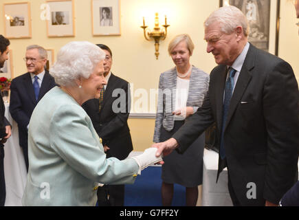 Königin Elizabeth II. Trifft Lord Ashdown (rechts) bei einem Besuch der Queen to Chatham House im Zentrum von London, um die Queen Elizabeth II Academy for Leadership in International Affairs mit dem Herzog von Edinburgh zu eröffnen. Stockfoto