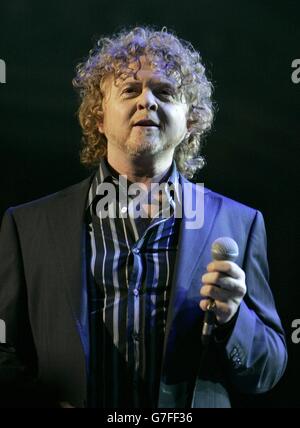 Mick Hucknall spielt live auf der Bühne während eines Benefizkonzerts zugunsten des Flüchtlingshilfswerks der Vereinten Nationen (UNHCR) in der Royal Albert Hall im Zentrum von London. Stockfoto