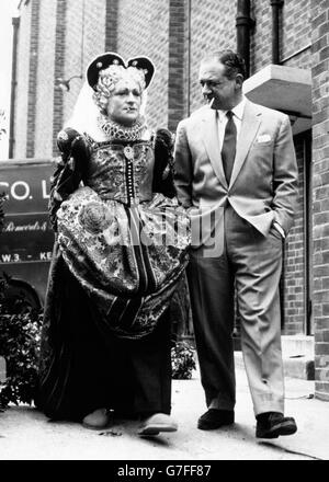 Kenneth Connor (links) und Sid James in den Twickenham Studios, wo sie den Comedy-Thriller What a Carve Up von New World Picturms drehen. Stockfoto